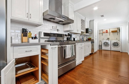 Baldwin Park House | 3BR California Retreat: King & Queen Beds, Bathtub, Backyard BBQ, and On-Site Laundry
