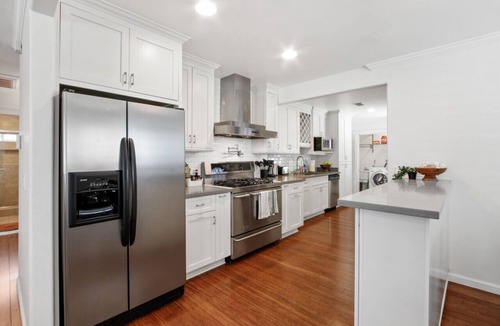 Baldwin Park House | 3BR California Retreat: King & Queen Beds, Bathtub, Backyard BBQ, and On-Site Laundry
