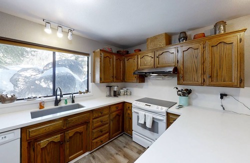 Lakeshore Condo | 3BR Huntington Lake Condo w/mountain views, 2 decks, WiFi, & private W/D