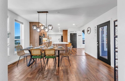 Reno House | 3BR Reno Retreat · Swim Spa & Spring Sunshine