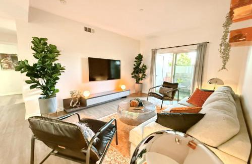 Encino Hotel | 3BR Retreat in Prime Valley Location 109
