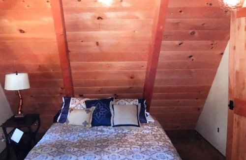 Chamberlands Cabin | 3k sf cabin w private beach, pool, tennis. 4 beds, 3.25 bath, prime location
