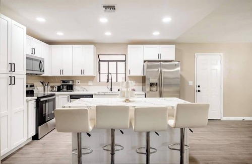 Paradise Villa | 3min to Airport - Spacious Modern House Near Strip