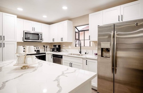 Paradise Villa | 3min to Airport - Spacious Modern House Near Strip