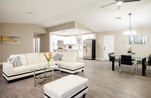 Paradise Villa | 3min to Airport - Spacious Modern House Near Strip