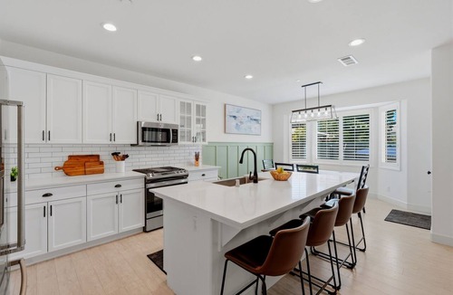 Visalia House | 4+2 with a fenced in pool, large yard, feel right at home!