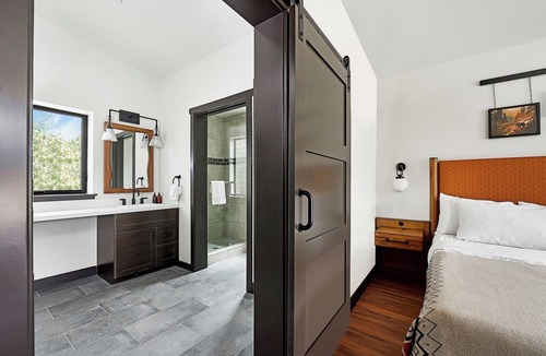 Mammoth Lakes Hotel | 4 Alpine Cabins w/Free Parking, Steps from Adventure & Mammoth Ski Shuttle Stop