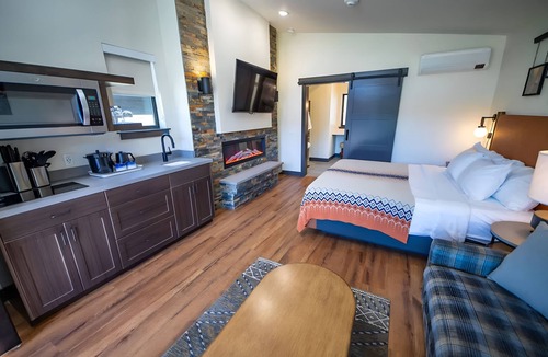 Mammoth Lakes Hotel | 4 Alpine Cabins w/Free Parking, Steps from Adventure & Mammoth Ski Shuttle Stop