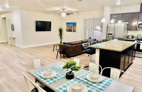 Fernley House | 4-Bedroom 5TVs -20 Min to USA Pkwy|Sleeps 14|Pet OK