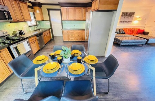 West University House | 4-Bedroom/6TVs/Sleeps 15/Pet OK