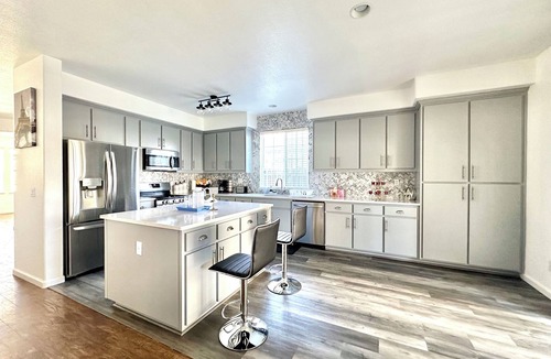 Valley Oak House | 4-bedroom vacation home just 5 minutes to University of the Pacific
