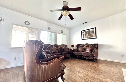 Valley Oak House | 4-bedroom vacation home just 5 minutes to University of the Pacific