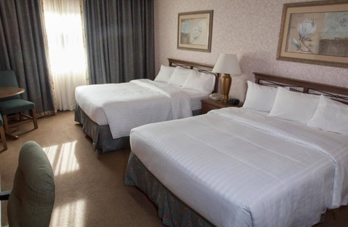 Raisin Hotel | 4 Cozy Queen Units w/Gym Access, Onsite Dining & Free Shuttle!