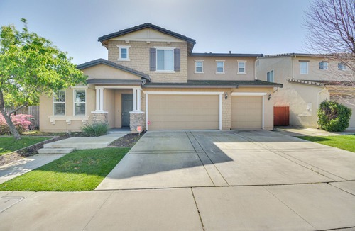 Merced House | 4 Mi to Dtwn Merced: Spacious Home w/Yard!