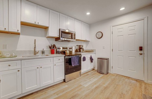 Riverside House | 4 Mi to Riverside Medical Center! Extended Getaway