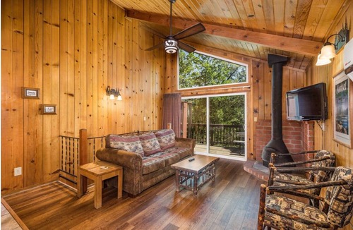 Bass Lake Hotel | 4 Nature Lodge w/Breakfast (Select Stays) Near Bass Lake & Scenic Sierra Trai
