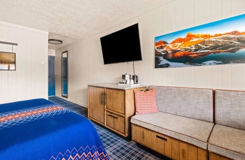 Mammoth Lakes Hotel | 4 Pet-Friendly Units Near Sherwin Lakes, Ideal for Exploring Trails & Mountains