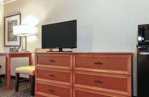 Guasti House | 4 x 2 Double Beds Deluxe Rm at La Quinta Inn & Suites by Wyndham Ontario Airport