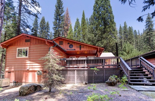 North Wawona Cabin | (4B) Mountain Memory at The Redwoods In Yosemite