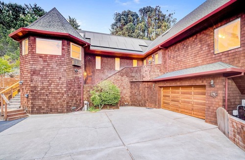 San Rafael House | 4BD+Grand Room Marin Home w/Hot Tub, Billiards, BBQ, VIEWS!