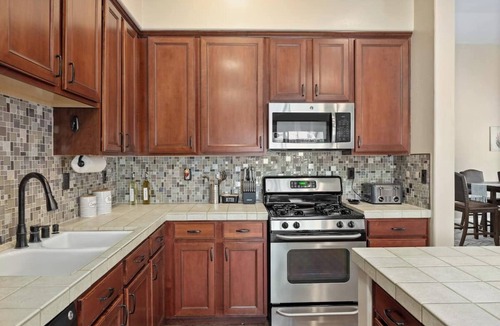 Greenacres House | 4bdrm 2bath Modern Getaway KING Bed Sleeps 8