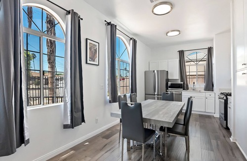 NoHo Arts District Apartment | 4bedroom 2bathroom modern Los Angeles home by Universal studio & Hollywood for 8