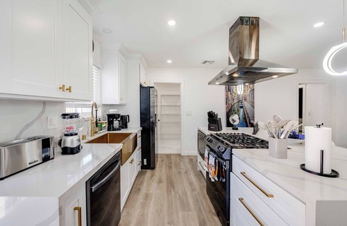Thousand Oaks House | 4BR Escape - Mtn Views, Private BBQ