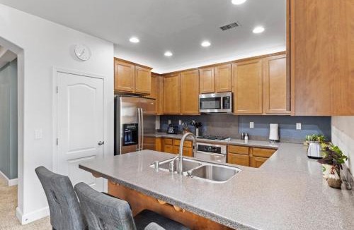 Reno House | 4BR, Garage, King Suite, 20 min to Lake Tahoe-Reno
