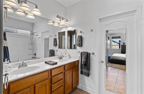 Reno House | 4BR, Garage, King Suite, 20 min to Lake Tahoe-Reno