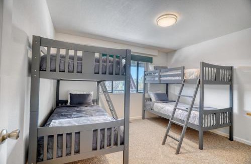 Groveland Ski Chalet | 5 Bdr Yosemite Peaks Pool Table, Vaulted Ceilings