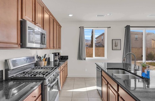 Reno House | 5-Bedroom/3.5Bath/Sleeps18/2 Kitchens