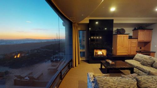 Sunset Beach House | 5 Bedroom Beachfront Masterpiece