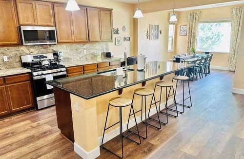 Reno House | 5 Bedrooms | 3-car garage | Sleeps 21