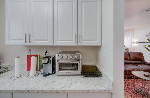 Bakersfield Apartment | ~ 5 Mi to Downtown: Cozy Bakersfield Studio Rental