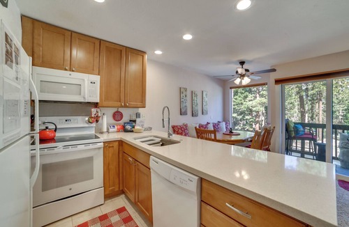 Majestic Pines Apartment | 5 Mi to Mammoth Mtn Ski Area: Condo w/Views!