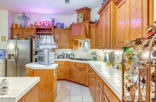 Greenacres House | 5 Mi to the Marketplace: Roomy Bakersfield Retreat
