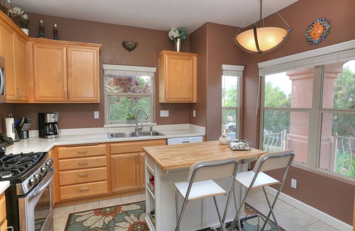 Santa Barbara Condo | 5 minutes to the beach and downtown, pool, spa, outdoor patio & garage .