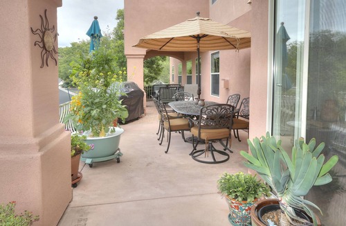 Santa Barbara Condo | 5 minutes to the beach and downtown, pool, spa, outdoor patio & garage .