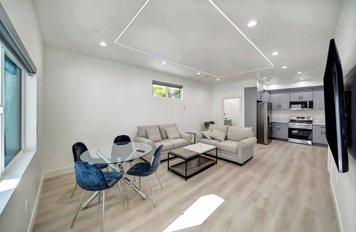 Tarzana House | 5841 Vanalden Ave 3 bedroom 2 1/2 bath House All the amenity includes.