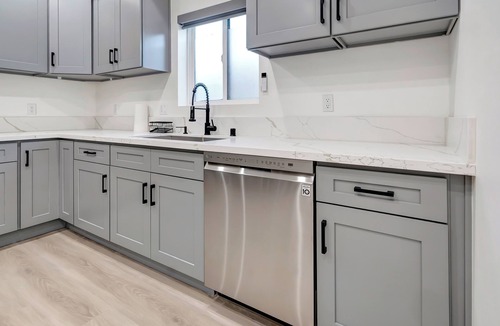 Tarzana House | 5841 Vanalden Ave 3 bedroom 2 1/2 bath House All the amenity includes.