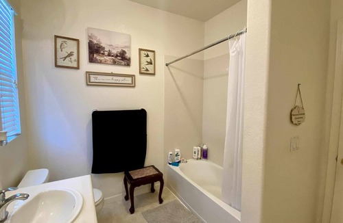 Tracy House | 585 ROOM 4 Christine Private Cozy Queen Bed Peaceful