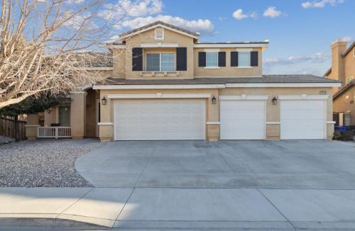 Victorville House | 5BR 3BA Home - King Beds - Fast Wifi home