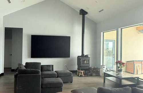 Clovis House | 5BR Acreage Farmhouse + Pool & Stunning Hill Views