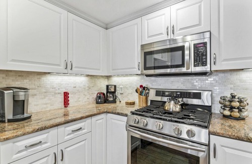 San Clemente Villa | 6 Bedroom-Sleeps 18! Walk to Beach, wedding venues Casino and Ole Hanson! AC!