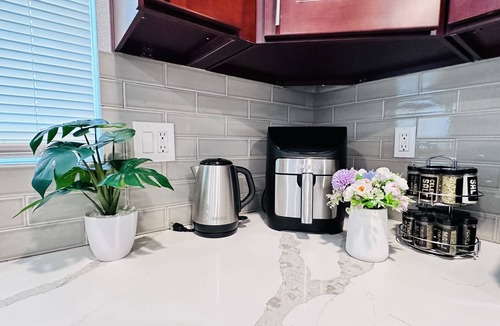 Fullerton Cottage | 600 sqft GARDEN VIEW 10mins to DISNEYLAND Guest House w/Private Entrance