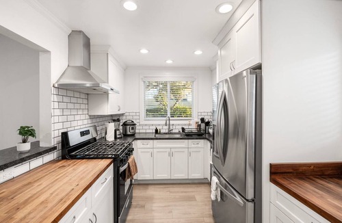 Millbrae House | 6BR Home w/A/C, Fast Wi-Fi, Parking, Fire Pit Walk to BART & Near SFO