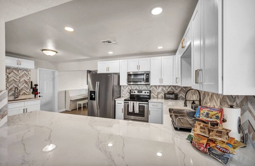 Paradise House | 7BR Vegas Oasis Big Pool Games Near Strip