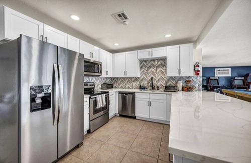 Paradise House | 7BR Vegas Oasis Big Pool Games Near Strip
