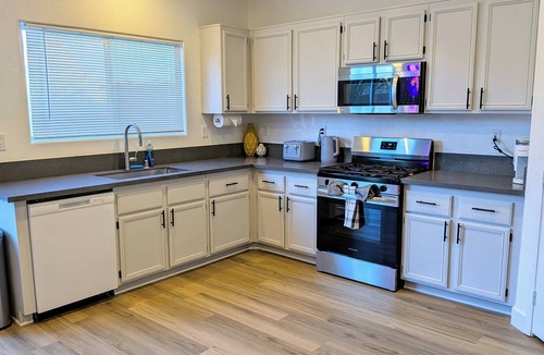 Enterprise House | 8 BEDROOM Fun Smart Stylish Home, 8 Minutes to the Strip