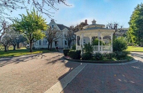 Salinas House | 8 Suites Near Monterey& Carmel